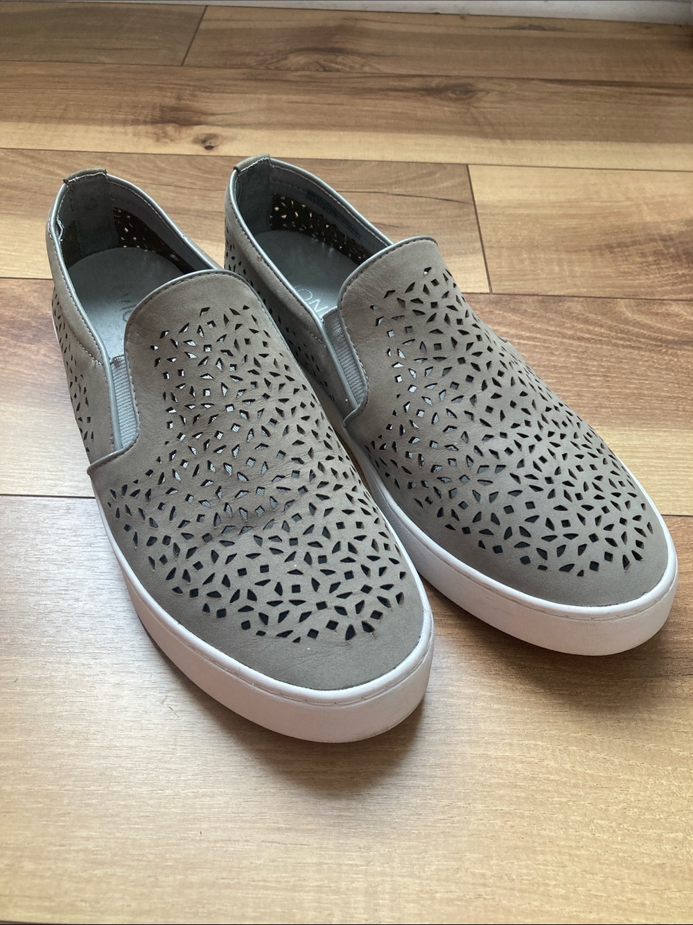 Vionic Midiperf Gray Slip On Perforated Sneakers size 8
